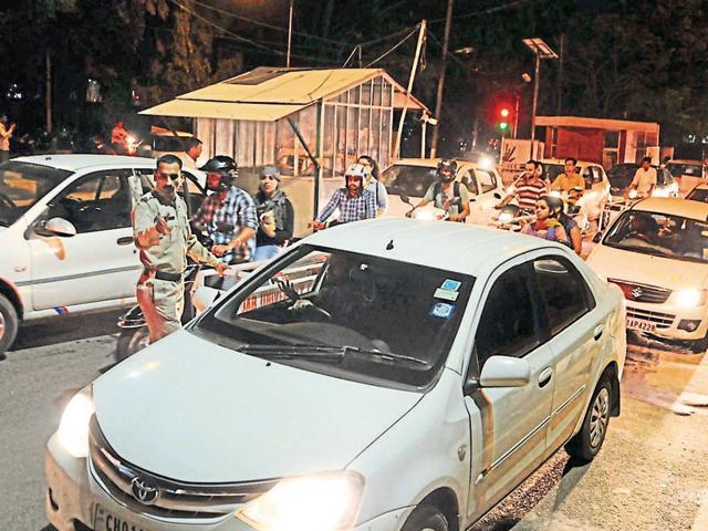 Traffic jam at a Panjab University gate on Monday night.(Anil Dayal/HT) Traffic jam at a Panjab University gate on Monday night.(Anil Dayal/HT)