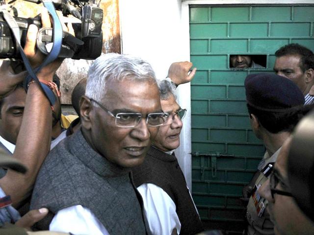 CPI(M) general secretary Sitaram Yechury and CPI’s D Raja outside Syed Ali Shah Geelani’s house in in Srinagar. (Waseem Andrabi/HT Photo) CPI(M) general secretary Sitaram Yechury and CPI’s D Raja outside Syed Ali Shah Geelani’s house in in Srinagar. (Waseem Andrabi/HT Photo)