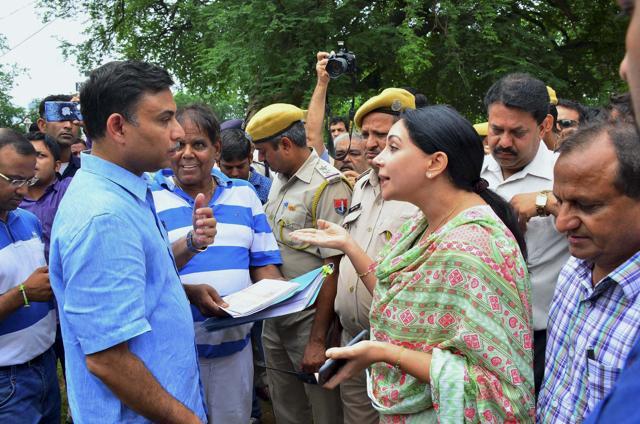 BJP MLA Diya Kumari talks to JDA officers as the development authority takes possession of Rajmahal Palace in Jaipur on August 24. (PTI Photo) BJP MLA Diya Kumari talks to JDA officers as the development authority takes possession of Rajmahal Palace in Jaipur on August 24. (PTI Photo)