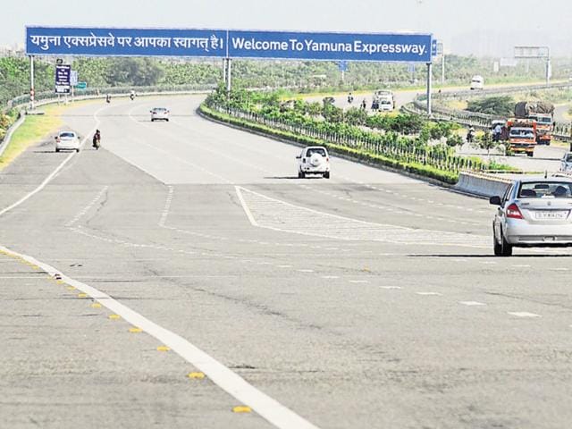 Yamuna Expressway authority has notified 2.5 lakh hectare of agricultural land along the Yamuna Expressway. (S Burmaula/HT Photo) Yamuna Expressway authority has notified 2.5 lakh hectare of agricultural land along the Yamuna Expressway. (S Burmaula/HT Photo)