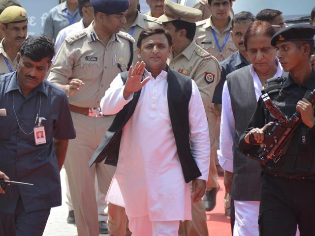 Uttar Pradesh CM Akhilesh Yadav announced smartphone scheme for the poor at the inauguration of Ala Hazrat Haj House in Ghaziabad. (Sakib Ali/HT Photo) Uttar Pradesh CM Akhilesh Yadav announced smartphone scheme for the poor at the inauguration of Ala Hazrat Haj House in Ghaziabad. (Sakib Ali/HT Photo)