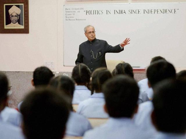 President Pranab Mukherjee teaching students in a class at a government school on the occasion of Teacher's Day in New Delhi.(PTI)