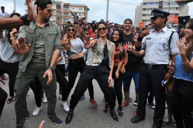 Siddharth Malhotra and Katrina Kaif perform at Zanjeerwala Square, in Indore. (Shankar Mourya/HT Photo) Siddharth Malhotra and Katrina Kaif perform at Zanjeerwala Square, in Indore. (Shankar Mourya/HT Photo)