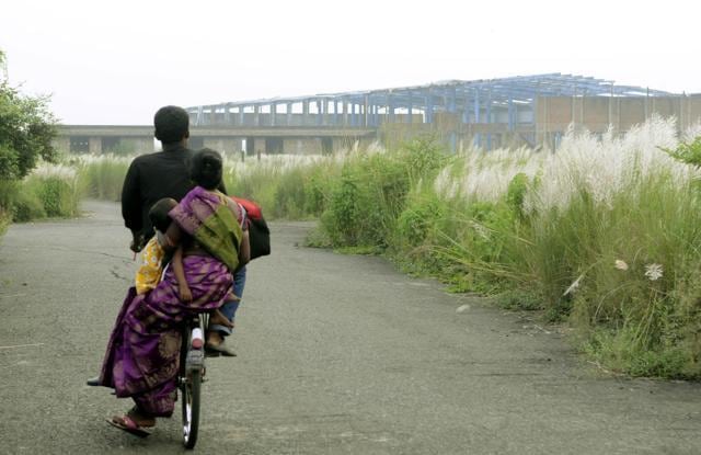 After the landmark judgment by the Supreme Court, West Bengal government is on a war footing to return land to farmers in Singur. (Ashok Nath Dey/HT Photo) After the landmark judgment by the Supreme Court, West Bengal government is on a war footing to return land to farmers in Singur. (Ashok Nath Dey/HT Photo)