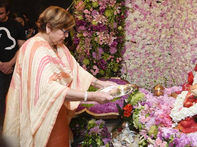 Helen performs the aarti for Lord Ganesha. (Yogen Shah)