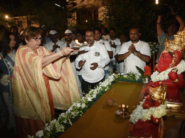 Helen performs Ganesha aarti . (Yogen Shah)