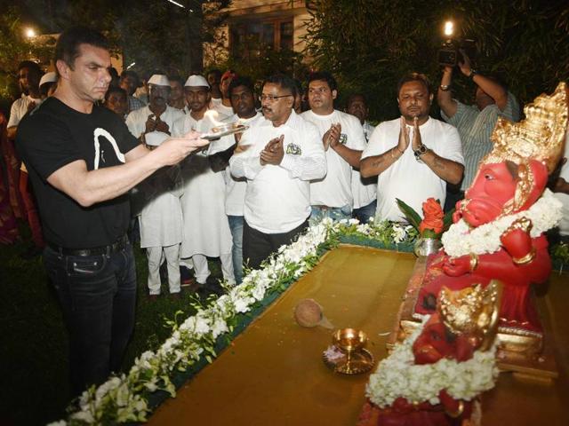 Sohail performs Ganesha aarti. (Yogen Shah)