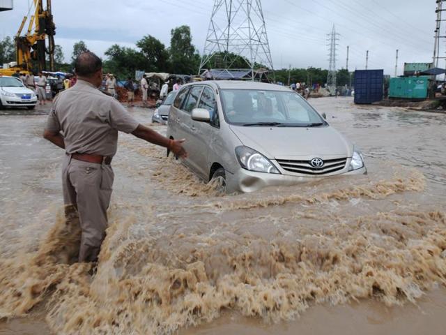 Blockage and breach in Badshahpur drain led to waterlogging at Hero Honda Chowk following rain on July 28 and 29 and again on August 29 and 30. (Parveen Kumar/HT File Photo) Blockage and breach in Badshahpur drain led to waterlogging at Hero Honda Chowk following rain on July 28 and 29 and again on August 29 and 30. (Parveen Kumar/HT File Photo)