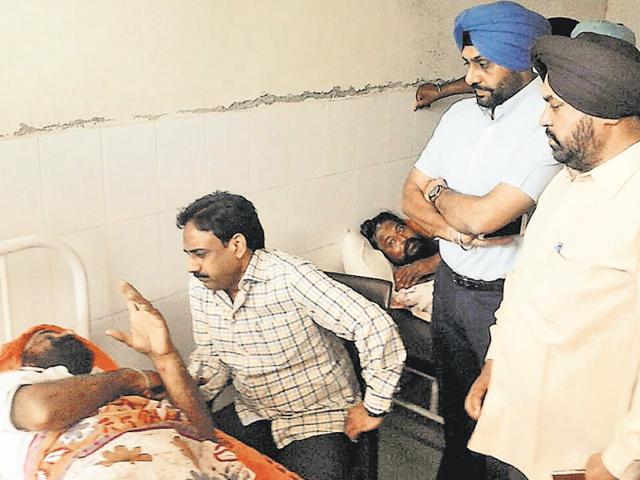 Inspector general, counter-intelligence, MF Farooqui, with the injured head constable Harpal Singh at the civil hospital in Batala on Tuesday. HT PHOTO (HT Photo)