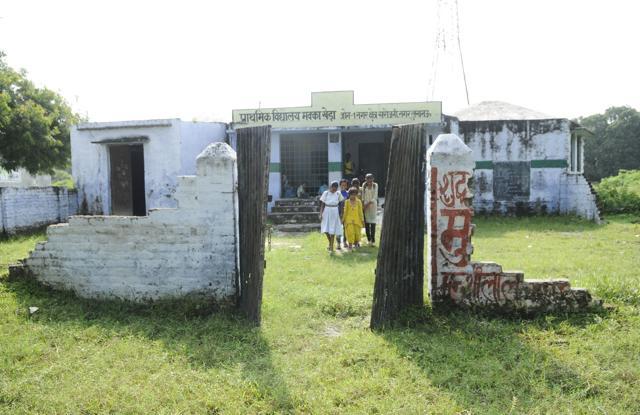 Poor condition of a primary school at Makka Kheda area under Sarojani Nagar block in Lucknow. (Deepak Gupta/ HT photo) Poor condition of a primary school at Makka Kheda area under Sarojani Nagar block in Lucknow. (Deepak Gupta/ HT photo)