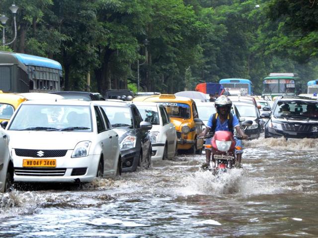 College students wade through water logged Amherst street at North Kolkata one of the worst affected areas on Tuesday.(Subhankar Chakraborty/HT Photo) College students wade through water logged Amherst street at North Kolkata one of the worst affected areas on Tuesday.(Subhankar Chakraborty/HT Photo)