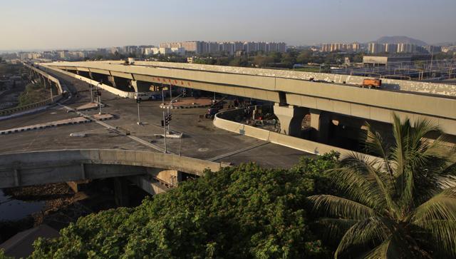 The BMC has opposed the proposal saying it stopped allowing parking under the flyovers after assessing a security threat(Hindustan Times/Pic for representation)
