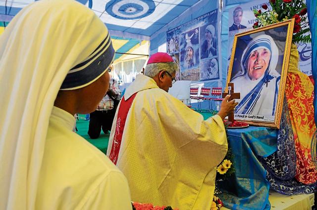 Nuns in Indore taking part in Mother Teresa`s sainthood celebration .(Shankar Mourya/HT file)