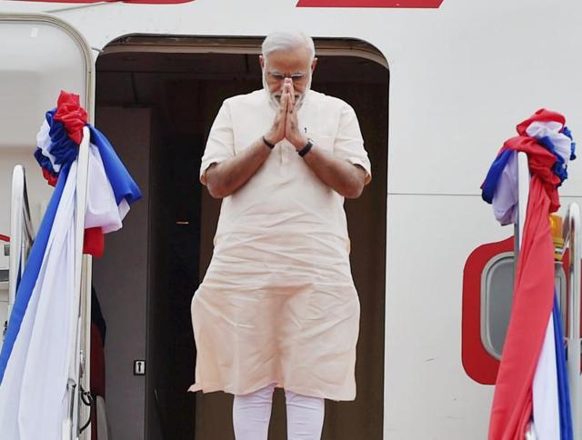 Prime Minister Narendra Modi is received upon his arrival at Vientiane International airport in Laos on Wednesday. (PTI) Prime Minister Narendra Modi is received upon his arrival at Vientiane International airport in Laos on Wednesday. (PTI)