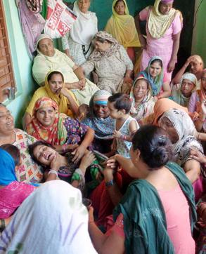 The distraught family of the victims. (HT Photos)