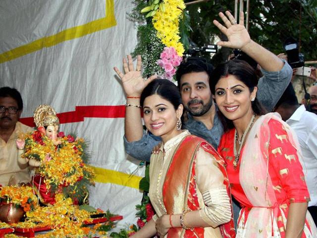 Mumbai: Bollywood actor Shilpa Shetty with husband Raj Kundra and Shamita Shetty participate in a procession for the immersion of an idol of Lord Ganesha in Mumbai on Tuesday. PTI Photo (PTI9_6_2016_000251B) (PTI)