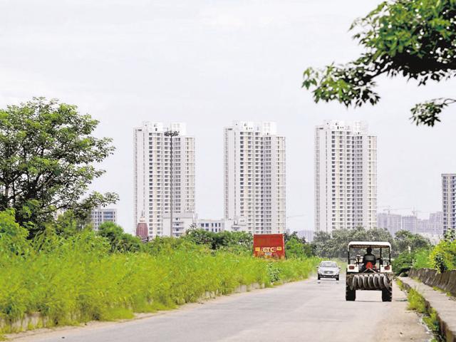Officials say , about 40 builders in Greater Noida have stopped work midway on 95 group housing projects as they do not have funds to carry on with the construction. (Sunil Ghosh/HT Photo) Officials say , about 40 builders in Greater Noida have stopped work midway on 95 group housing projects as they do not have funds to carry on with the construction. (Sunil Ghosh/HT Photo)
