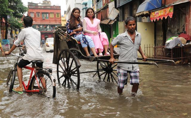 While the rains played truant in the city since Monday afternoon, a high-tide in the Hooghly at the same time worsened the condition (Subhankar Chakraborty/HT PHOTO) While the rains played truant in the city since Monday afternoon, a high-tide in the Hooghly at the same time worsened the condition (Subhankar Chakraborty/HT PHOTO)