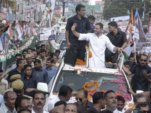Congress vice president Rahul Gandhi during the road show in Gorakhpur on Wednesday. Gandhi is undertaking a month-long road show from Deoria to Delhi to highlight the plight of farmers.(Amiruddin Guddu / HT Photo) Congress vice president Rahul Gandhi during the road show in Gorakhpur on Wednesday. Gandhi is undertaking a month-long road show from Deoria to Delhi to highlight the plight of farmers.(Amiruddin Guddu / HT Photo)