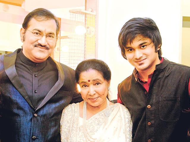 Sudesh Bhosle (left) with Asha Bhosle (center) and his son Siddhant Bhosle. (Viral-Bhayani)