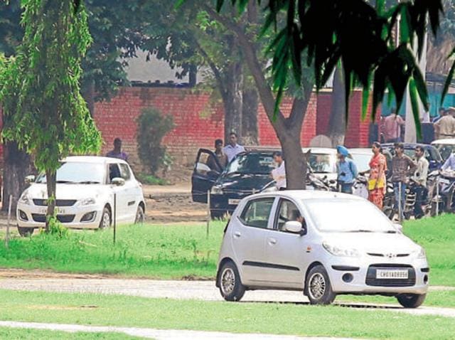 You may soon no longer need to carry a physical copy of your licence and vehicle registration certificate while driving.(Anil Dayal/HT File Photo)