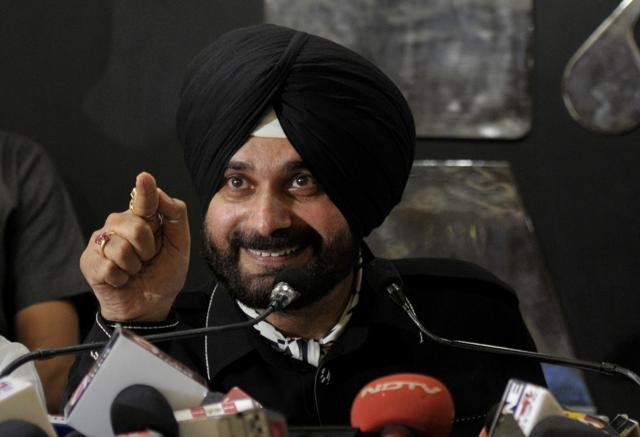Chandigarh, India September 08: Navjot Singh sidhu along with MLA Pargat Singh and MLA Balwinder Singh Bains during the Press conference at Chandigarh Press Club in sector 27 Chandigarh on Thursday September 8, 2016.Photo by Ravi Kumar/Hindustan Times