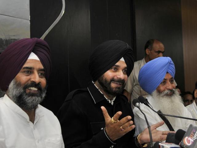 Flanked by Pargat Singh and Balwinder Bains, Sidhu said about Awaaz-e-Punjab: “It is not a party. It is a forum for like-minded people... Formal decision about launching party will be taken in 15-20 days.” (Ravi Kumar/HT Photo)