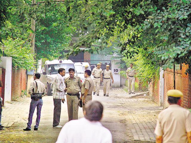 Police conduct a search at Ravneet Garg’s house after his wife Geetanjali was found dead in a park with multiple gunshot wounds. (Manoj Kumar/HT file photo) Police conduct a search at Ravneet Garg’s house after his wife Geetanjali was found dead in a park with multiple gunshot wounds. (Manoj Kumar/HT file photo)