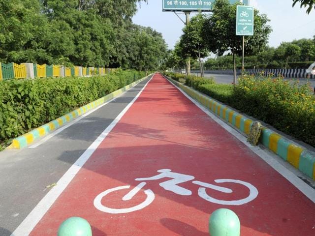 The Noida Authority has failed to install traffic signals on cycle tracks, in Noida, India. (Sunil Ghosh / Hindustan Times) The Noida Authority has failed to install traffic signals on cycle tracks, in Noida, India. (Sunil Ghosh / Hindustan Times)