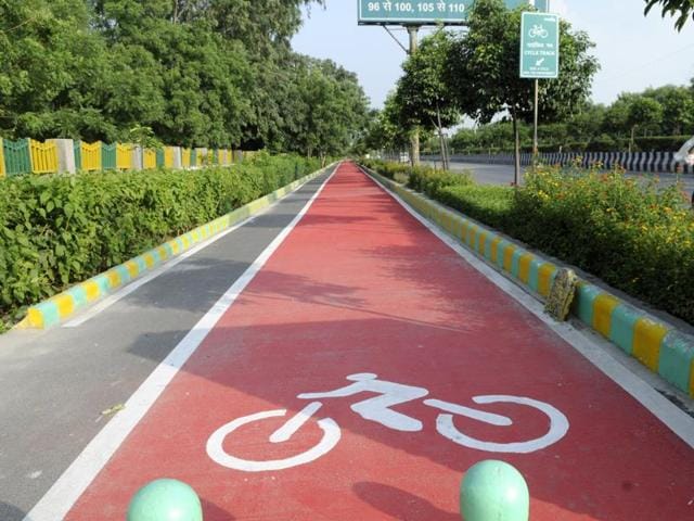 The authority had in January decided to install traffic signals along 64km of cycle tracks with the aim to provide a safe dedicated space for cyclists.(Sunil Ghosh/HT Photo)
