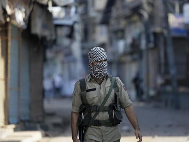 File photo of paramilitary soldiers during clashes in Batamaloo area of Srinagar, J-K.(Waseem Andrabi / HT Photo)