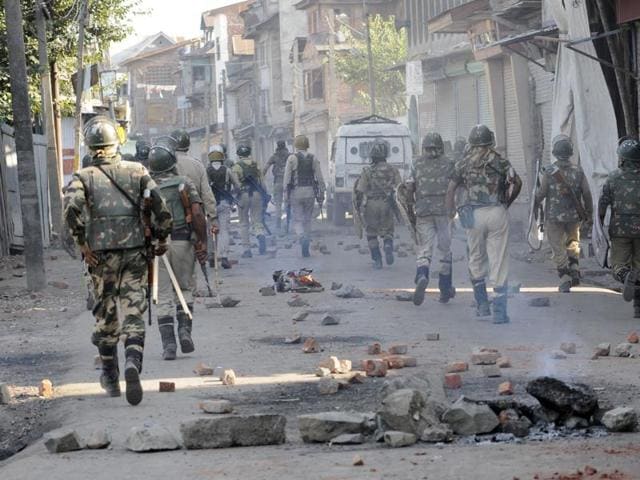 Paramilitary soldiers arrive during clashes in Batamaloo area of in Srinagar on Wednesday.(Waseem Andrabi /HT Photo) Paramilitary soldiers arrive during clashes in Batamaloo area of in Srinagar on Wednesday.(Waseem Andrabi /HT Photo)