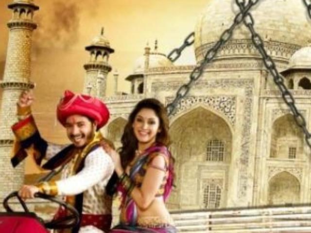 Shreyas Talpade and Manjari Fadnis in Wah Taj.