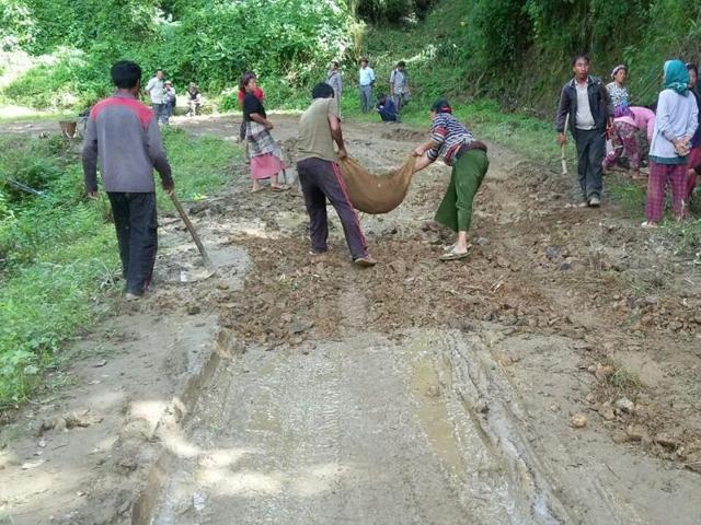 In Manipur’s Senapati district, some 1,200 villagers got together to repair a 21 km road after knocking at the government’s door for seven years. (Sobhapati Samom/HT Photo) In Manipur’s Senapati district, some 1,200 villagers got together to repair a 21 km road after knocking at the government’s door for seven years. (Sobhapati Samom/HT Photo)