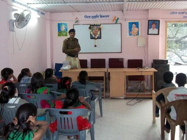 Constable Sanjay Rathore coaches students at Sanjeevni Bal Mitra Kendra in Indore. (HT photo) Constable Sanjay Rathore coaches students at Sanjeevni Bal Mitra Kendra in Indore. (HT photo)