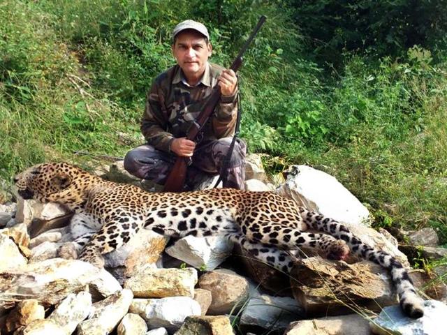 Hunter Joy Hukil with the body of the leopard.(HT Photo)