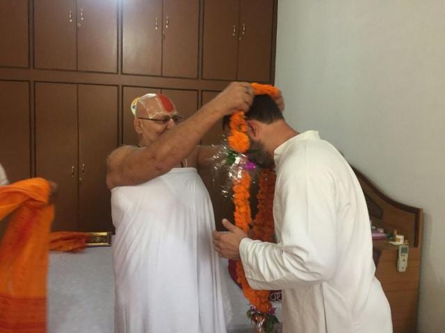 Rahul Gandhi offered prayers at the Haunman Garhi temple and met Gyan Das, the seer of the temple, at Das’s residence nearby. (HT Photo) Rahul Gandhi offered prayers at the Haunman Garhi temple and met Gyan Das, the seer of the temple, at Das’s residence nearby. (HT Photo)