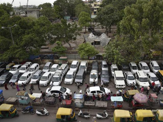 A host of safety features be made mandatory for all passenger cars in India from April 2018.(HT File Photo) A host of safety features be made mandatory for all passenger cars in India from April 2018.(HT File Photo)