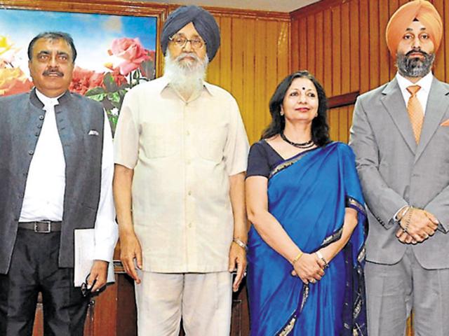 Punjab governor and UT administrator VP Singh Badnore administered the oath to Jagteshwar Singh and Samrendra Sharma as members of the Punjab Public Service Commission and Vinay Kapoor Mehra and Preeti Chawla as state information commissioners on Thursday. The ceremony was also attended by chief minister Parkash Singh Badal among others. (HT Photo) Punjab governor and UT administrator VP Singh Badnore administered the oath to Jagteshwar Singh and Samrendra Sharma as members of the Punjab Public Service Commission and Vinay Kapoor Mehra and Preeti Chawla as state information commissioners on Thursday. The ceremony was also attended by chief minister Parkash Singh Badal among others. (HT Photo)