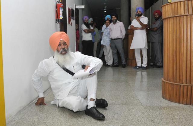 Balwinder Singh Bains protesting outside the House. (Keshav Singh/HT Photo) Balwinder Singh Bains protesting outside the House. (Keshav Singh/HT Photo)