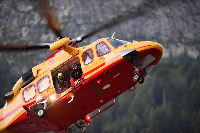 A rescue helicopter takes off towards the Mont-Blanc cable car "Skyway" during a rescue operation on September 9, 2016, in Courmayeur. (AFP) A rescue helicopter takes off towards the Mont-Blanc cable car "Skyway" during a rescue operation on September 9, 2016, in Courmayeur. (AFP)