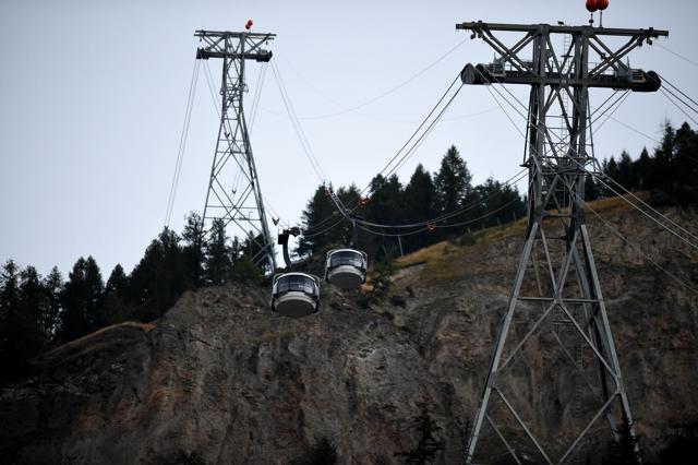 This picture taken on September 9, 2016, shows the Mont-Blanc cable car "Skyway" in Courmayeur. (AFP) This picture taken on September 9, 2016, shows the Mont-Blanc cable car "Skyway" in Courmayeur. (AFP)