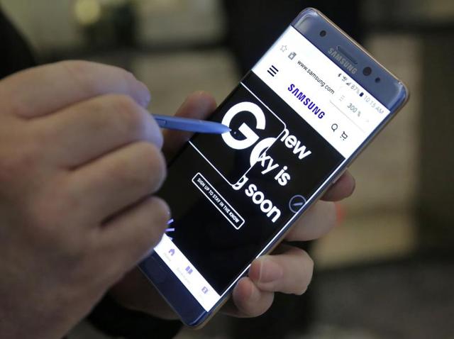 Aviation safety officials have warned airline passengers not to turn on or charge Samsung’s Galaxy Note 7 phones during flights.(AP File Photo) Aviation safety officials have warned airline passengers not to turn on or charge Samsung’s Galaxy Note 7 phones during flights.(AP File Photo)
