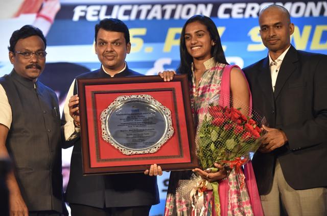 Maharashtra chief minister Devendra Fadnavis felicitated badminton player PV Sindhu , who won a silver at the 2016 Olympics, and her coach P Gopichand. Sindhu was given a cash prize of Rs75 lakh, while Gopichand was handed over a Rs25-lakh cheque. (Arijit Sen/HT photo)