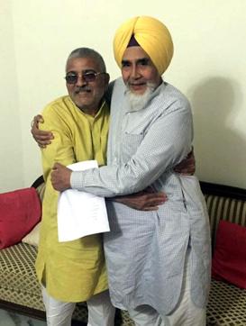 MP Dr Dharamvira Gandhi with former Punjab AAP convener Sucha Singh Chhotepur in Patiala on Friday. (HT Photo) MP Dr Dharamvira Gandhi with former Punjab AAP convener Sucha Singh Chhotepur in Patiala on Friday. (HT Photo)