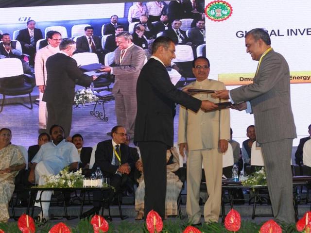 Chief minister Shivraj Singh Chouhan during signing of an MoU during the Global Investors Meet in 2012.(HT File photo)