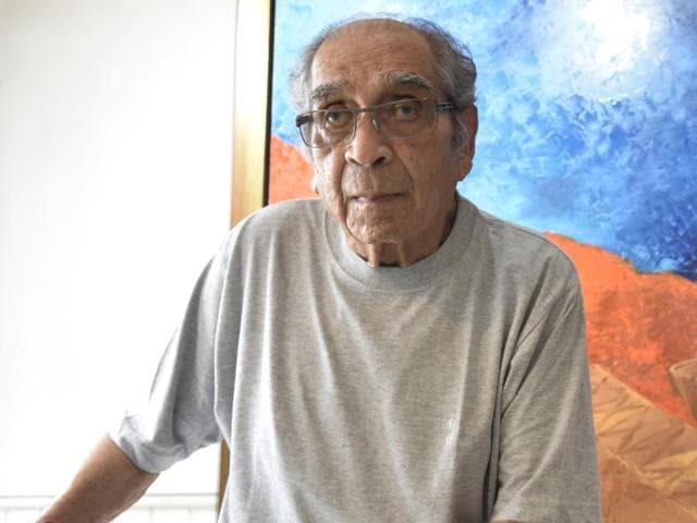 Artist Akbar Padamsee at his residence in Mumbai, in August 2016. The 89-year-old’s painting, Greek Landscape, was sold to artist Krishen Khanna for his own collection back in 1960.(Anshuman Poyrekar/HT Photo)