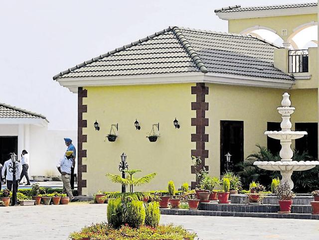 The sprawling bungalow at Jhande village near Ludhiana where AAP national convener Arvind Kejriwal is staying during his four-day visit to Punjab.(Gurminder Singh/HT)