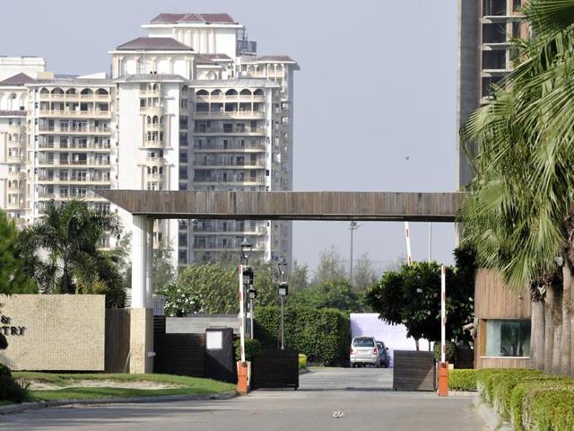 Many builders such as Unitech Ltd and the homebuyers who have invested in their projects will benefit if the state government passes the exit policy. (Sunil Ghosh/HT Photo) Many builders such as Unitech Ltd and the homebuyers who have invested in their projects will benefit if the state government passes the exit policy. (Sunil Ghosh/HT Photo)
