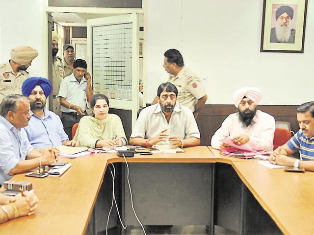 Mayor Sunil Jyoti (centre) presiding over the finance and contract committee meeting. (HT Photo) Mayor Sunil Jyoti (centre) presiding over the finance and contract committee meeting. (HT Photo)